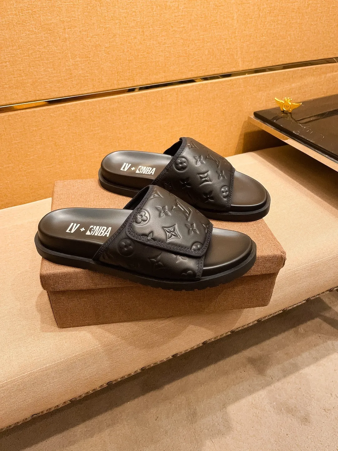 Men's men's shoes 💰 320💰 New model on the market 🔥[LV🔥 Louis Vuitton slippers] High-end 1:1 mold customization, original upgraded version of the outsole, lighter and non-slip. The market's top quality, fashionable and trendy, versatile and popular, simple yet tasteful, a must-have for fashionistas, exuding a fashionable and casual atmosphere, fashion is at your feet, full of confidence, the same style at the counter 👍The season of spring and summer slippers is here, super beautiful to wear, 38-44 1⃣️colors available🔥
